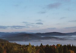 Wandern im bunten Herbstwald